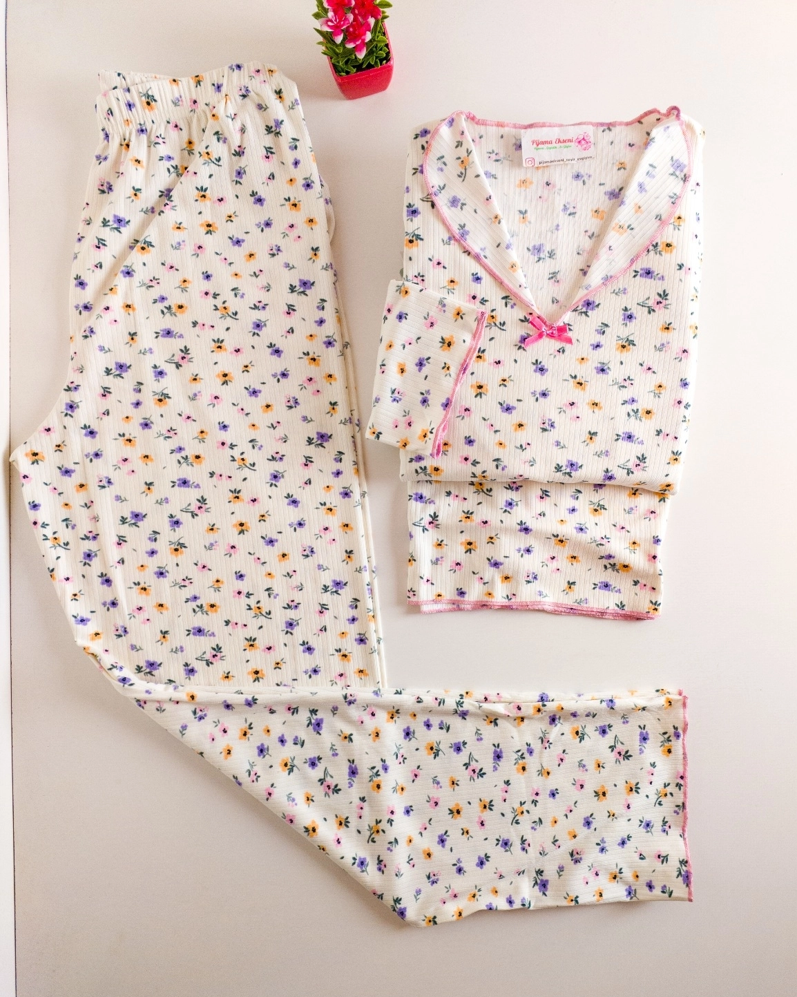 A Kalite YUMUŞAK DOKU Likralı  Çiçek Desen Uzun Kollu Bayan Pijama Takımı - 15615