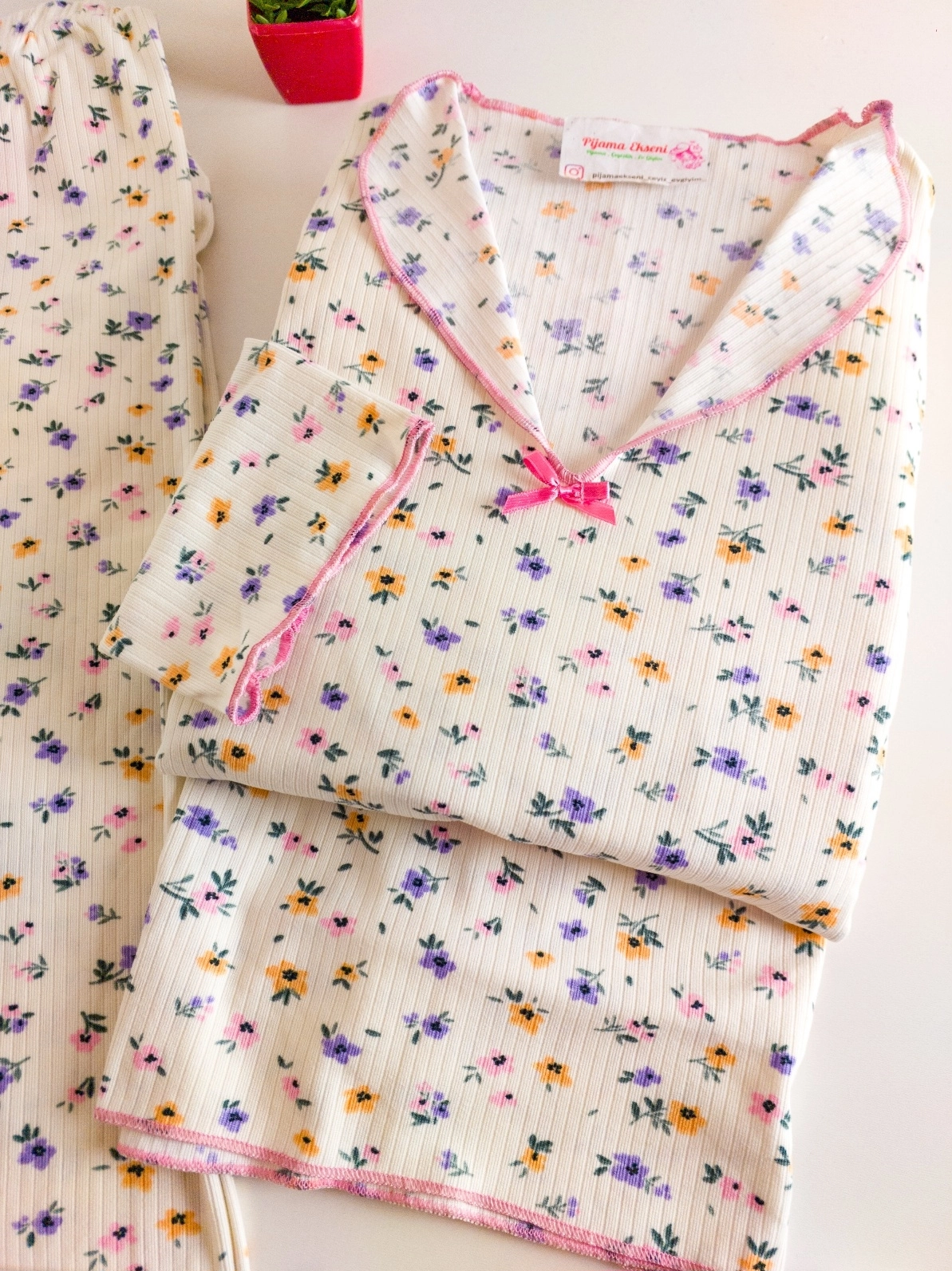 A Kalite YUMUŞAK DOKU Likralı  Çiçek Desen Uzun Kollu Bayan Pijama Takımı - 15615