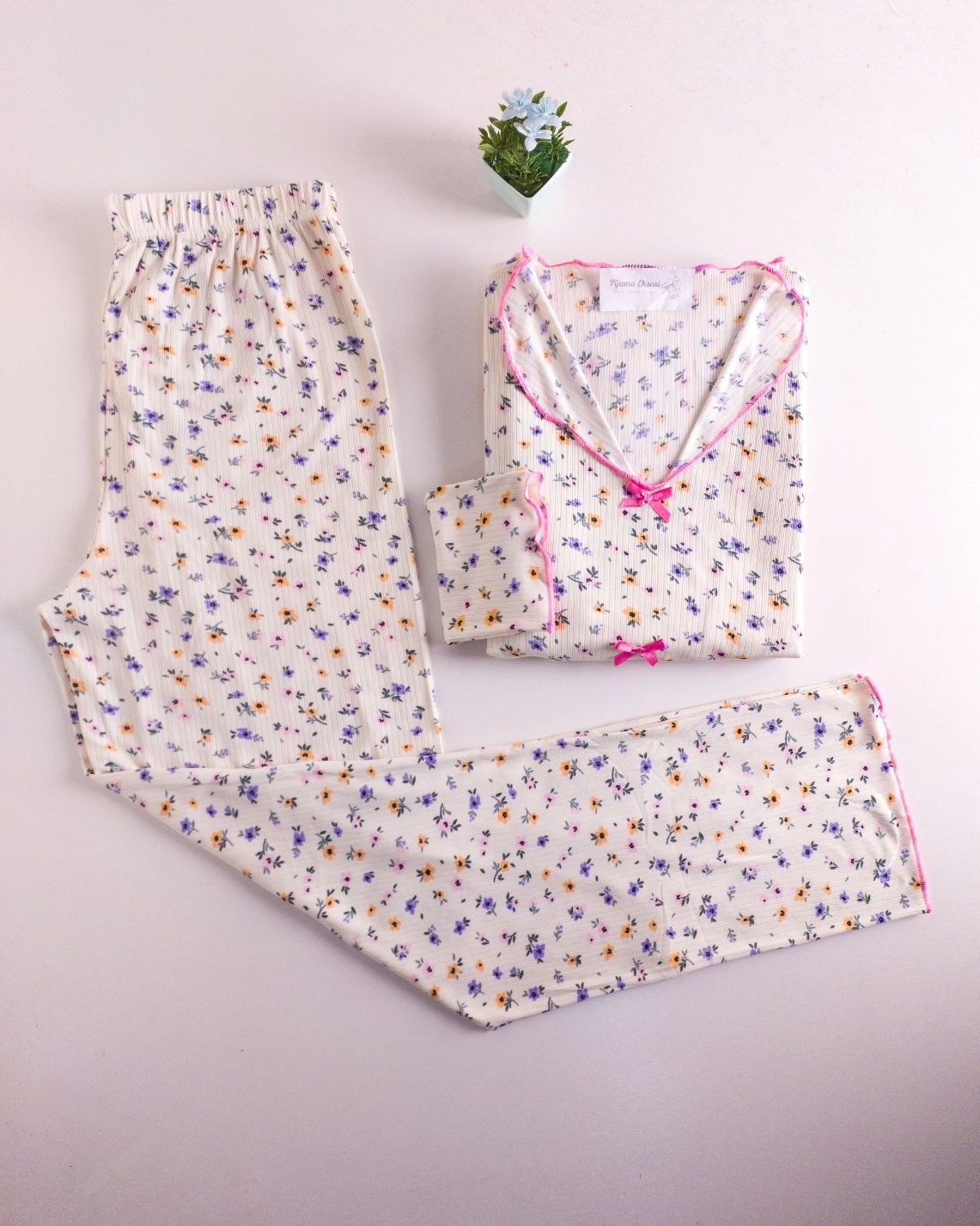 A Kalite YUMUŞAK DOKU Likralı  Çiçek Desen Uzun Kollu Bayan Pijama Takımı - 15999