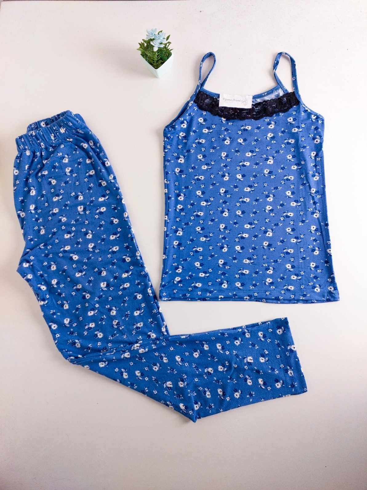 Yumuşacık Likralı Alt Uzun - Üst İp Askılı  Kadın Pijama Takımı - 5959