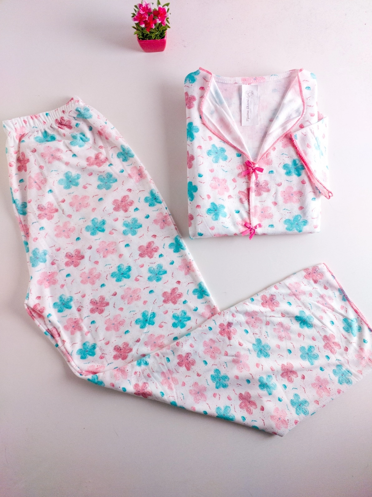 SÜPER YUMUŞAK LİKRALI  DOKU Çiçek Desen  Fiyonk Detay KISA KOL Bayan Pijama Takımı - 8731