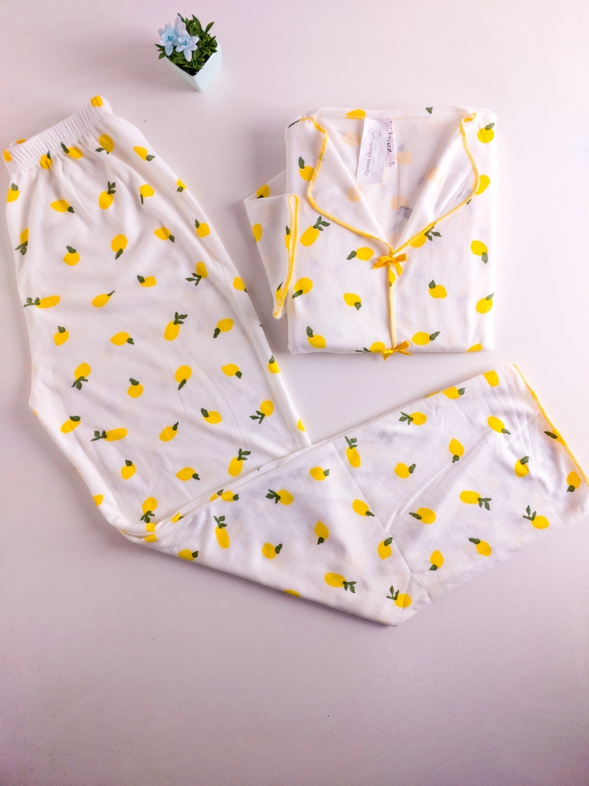 SÜPER YUMUŞAK Likralı DOKU Limon Desen  Fiyonk Detay KISA KOL Bayan Pijama Takımı - 8732