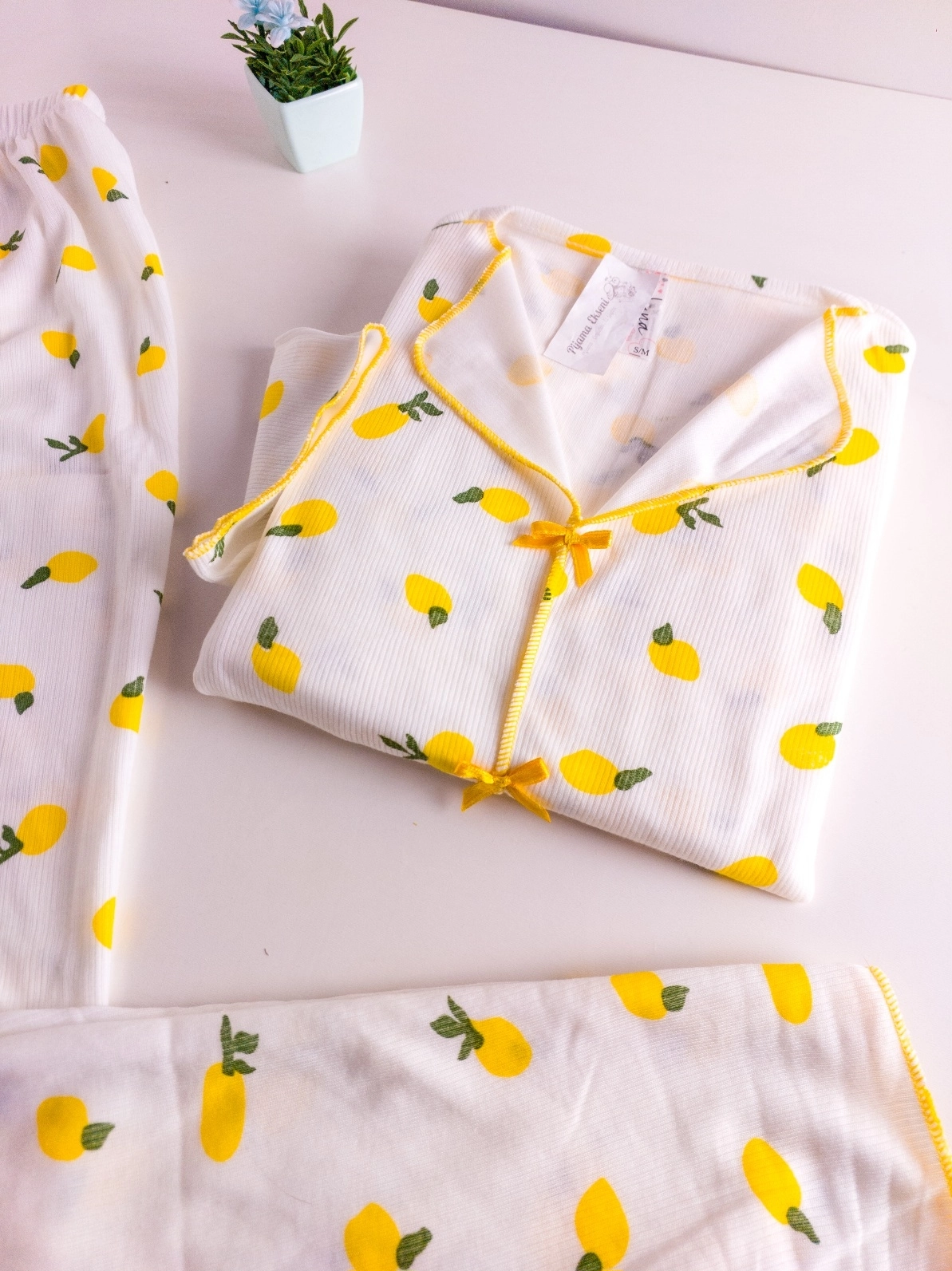 SÜPER YUMUŞAK Likralı DOKU Limon Desen  Fiyonk Detay KISA KOL Bayan Pijama Takımı - 8732
