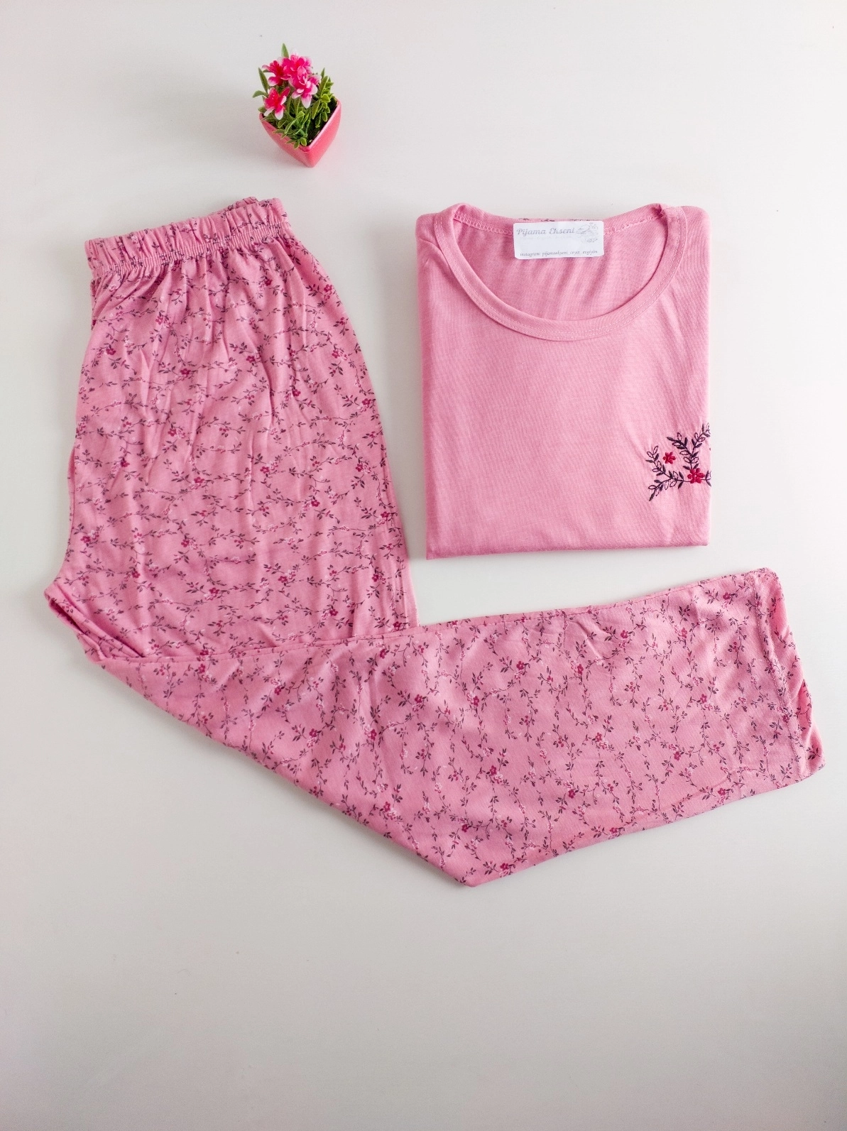 Yumuşak Dokulu Hafif Esnek Pamuk Viskon Kısa Kollu Bayan Pijama Takımı - 1137