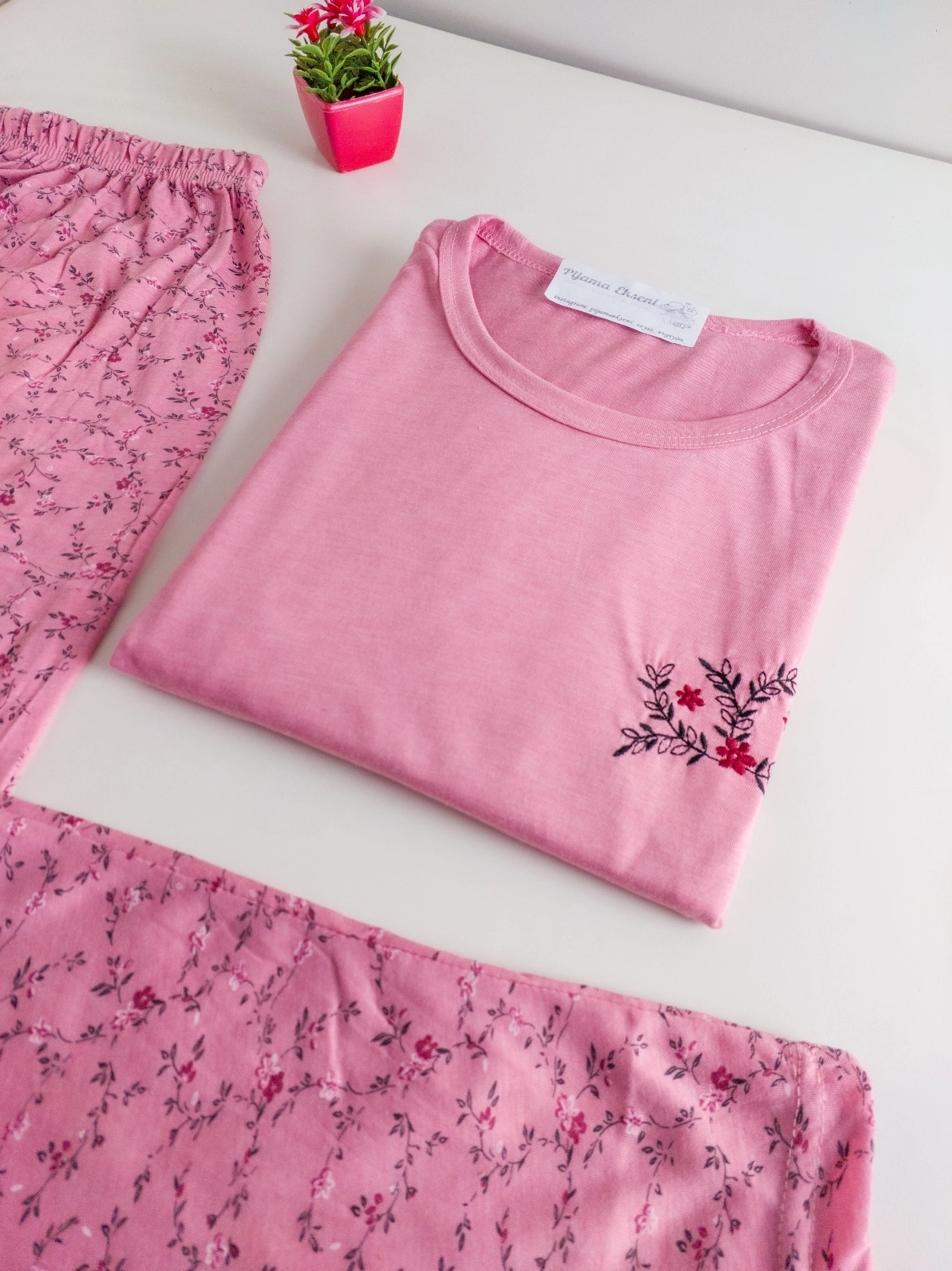 Yumuşak Dokulu Hafif Esnek Pamuk Viskon Kısa Kollu Bayan Pijama Takımı - 1137