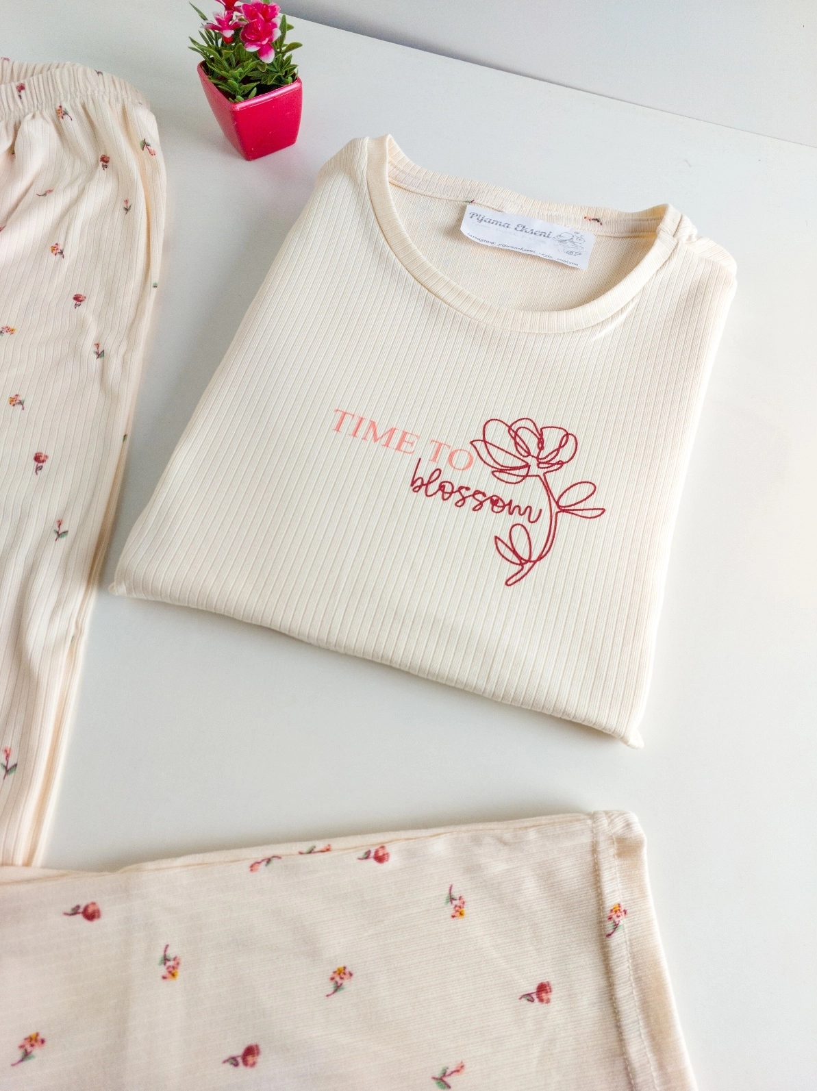 A Kalite Full LİKRALI YUMUŞAK DOKU Küçük Çiçek Desen Kısa Kollu Bayan Pijama Takımı - 70829