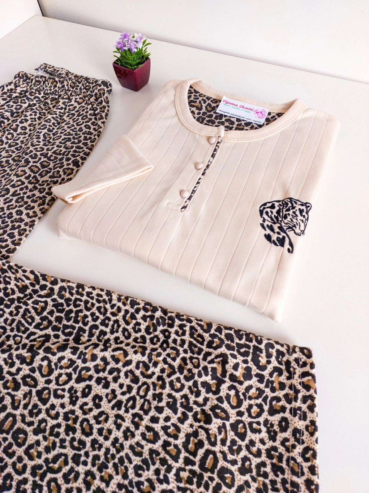 YUMUŞACIK Kışlık Yumuşak Raporlu İnterlok Leopar Desenli Nakışlı  Büyük Beden Kadın Pijama Takımı - 2710