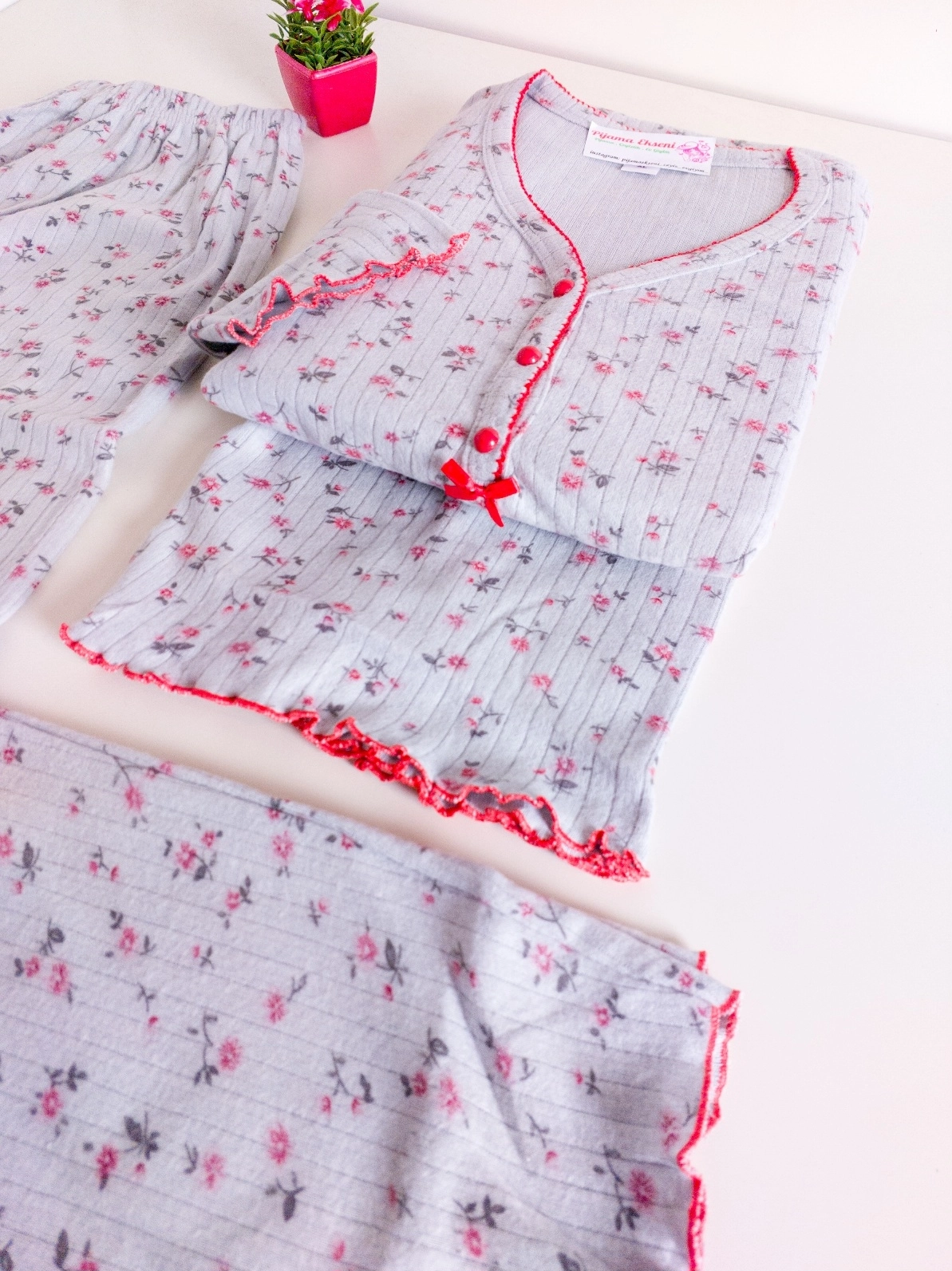 Kışlık Yumuşacık Esnek Raporlu İnterlok Çiçek Desenli Kadın Pijama Takımı - 2625
