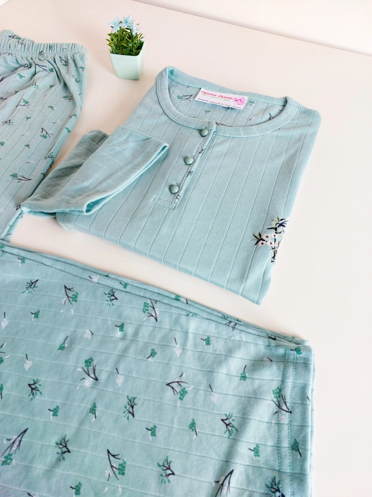 YUMUŞACIK Kışlık Şardonlu Yumuşak Raporlu İnterlok Leopar Desenli Nakışlı  Büyük Beden Kadın Pijama Takımı - 2722
